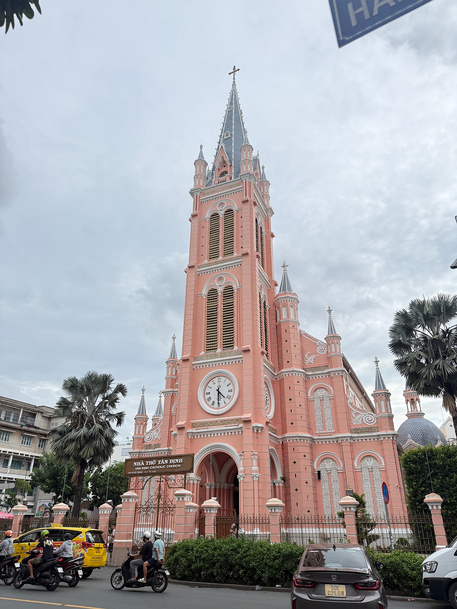 핑크핑크한 탄딘성당 한컷